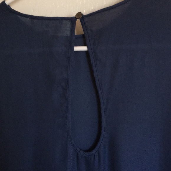 Price firm. Ombré top with keyhole detail on back - Picture 3 of 6